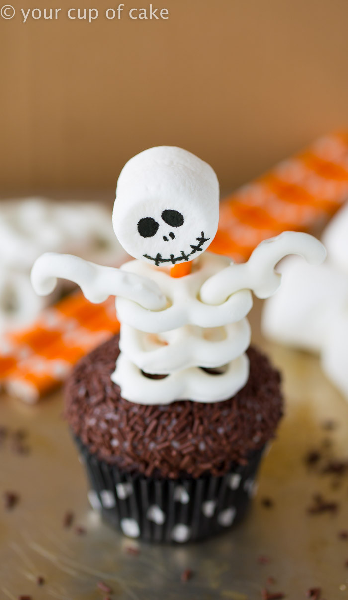 Halloween Cupcake Cakes
 Roundup of the BEST Halloween Cakes Tutorials and Ideas