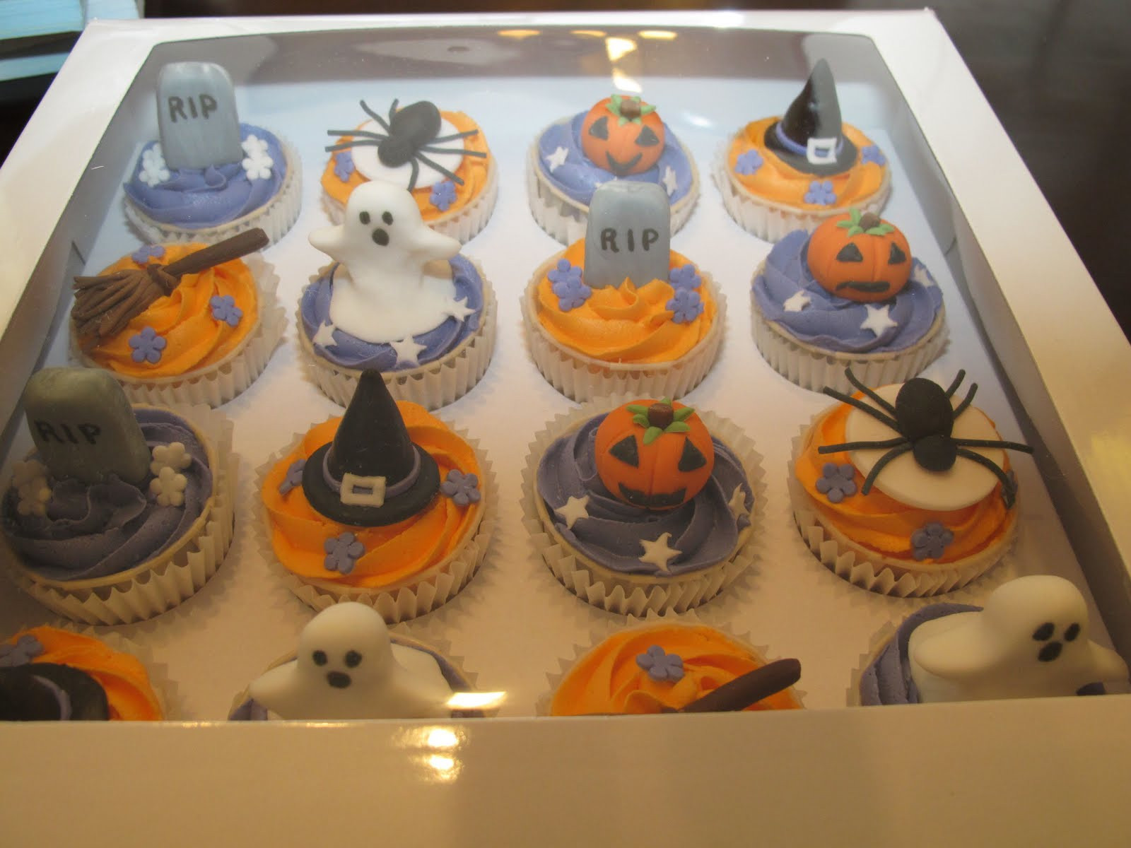 Halloween Cupcakes Decorating Ideas
 Pink Oven Cakes and Cookies Halloween cupcake ideas