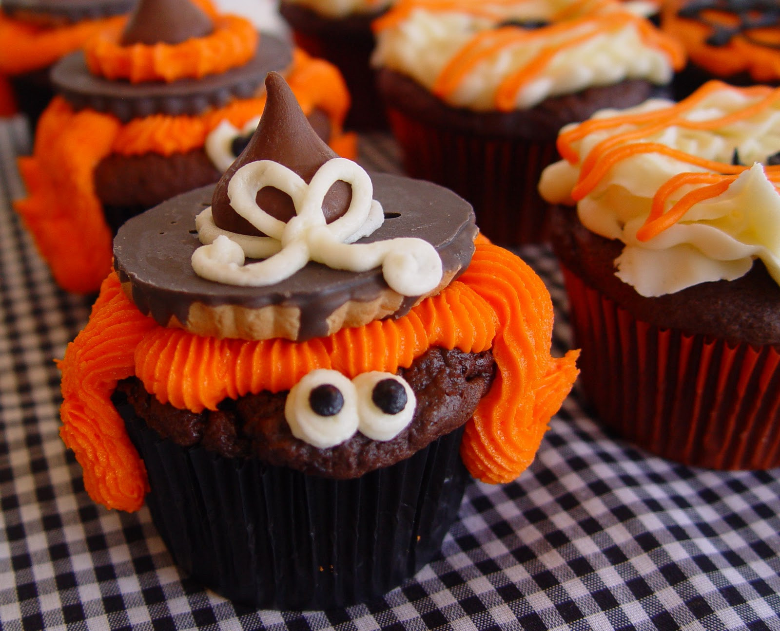 Halloween Cupcakes Decorating Ideas
 Spook tacular Halloween Cupcakes