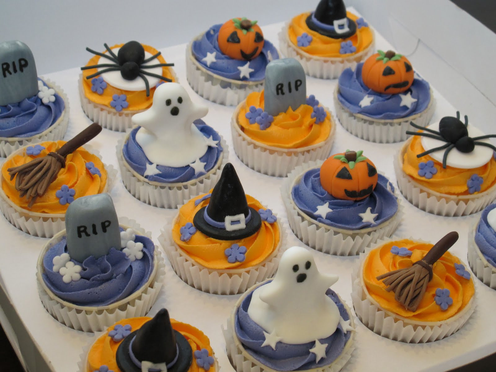 Halloween Cupcakes Decorating Ideas
 Pink Oven Cakes and Cookies Halloween cupcake ideas