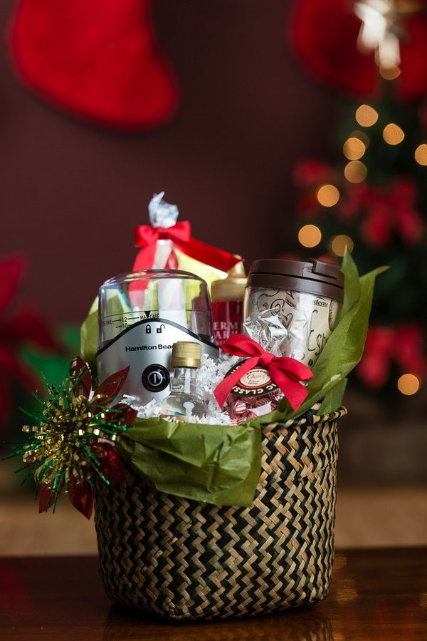 Holiday Gift Basket Ideas Homemade
 DIY Christmas t basket ideas – how to arrange and