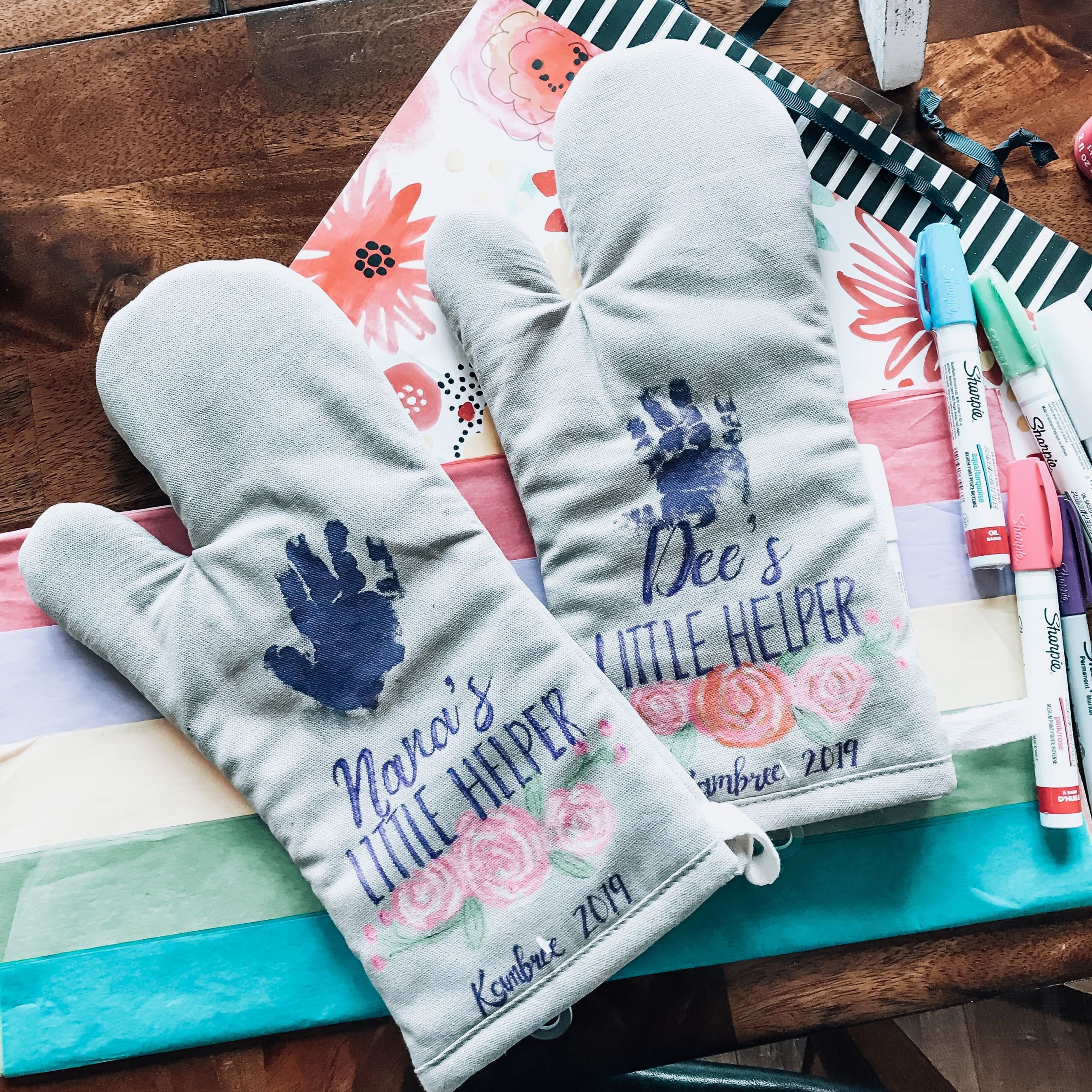 Homemade Gifts For Grandma From Baby
 DIY Personalized Handprint Oven Mitt