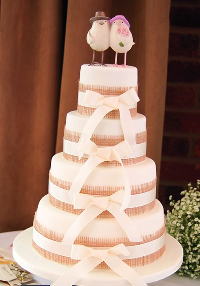 How To Decorate A Wedding Cake
 6 simple and sweet ideas to decorate your wedding cake