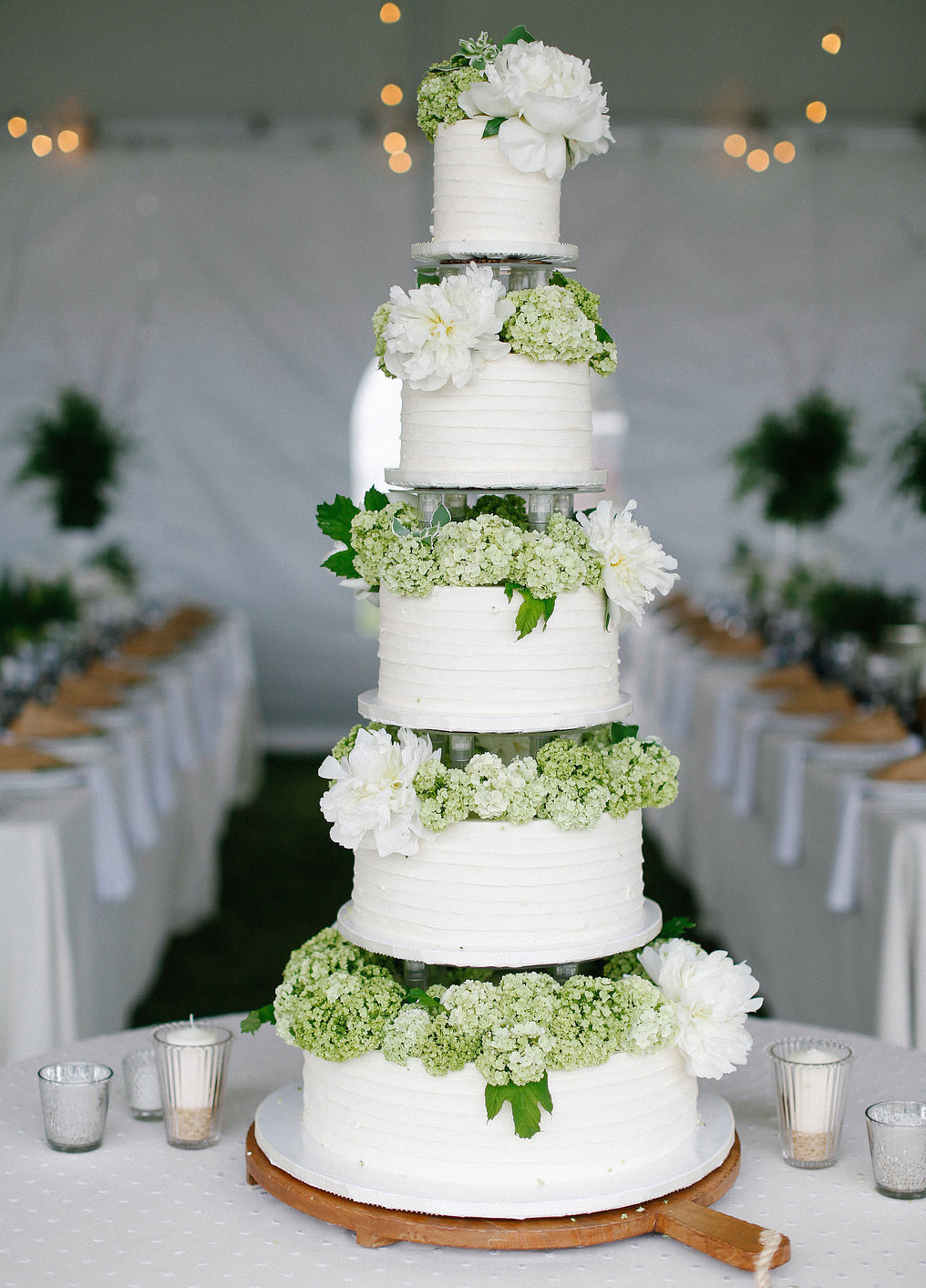 How To Decorate A Wedding Cake
 Wedding Cakes 20 Ways to Decorate with Fresh Flowers