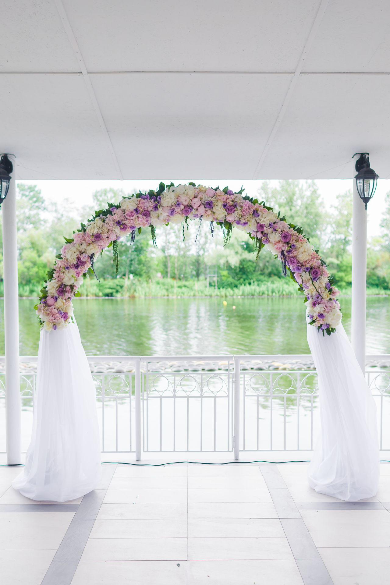 How To Decorate Wedding Arch
 Breathtakingly Beautiful Ways to Decorate Arches for a