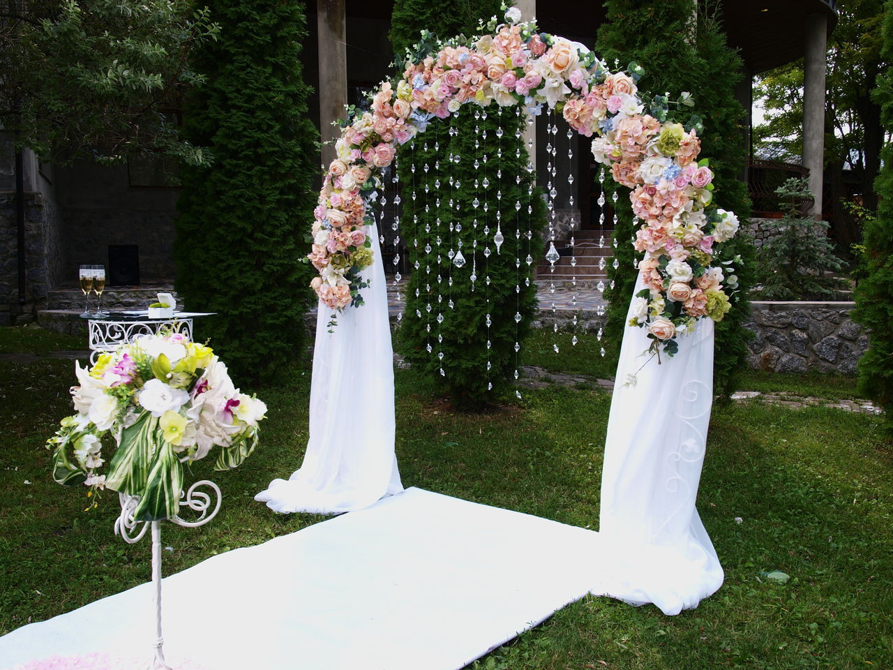 How To Decorate Wedding Arch
 Breathtakingly Beautiful Ways to Decorate Arches for a