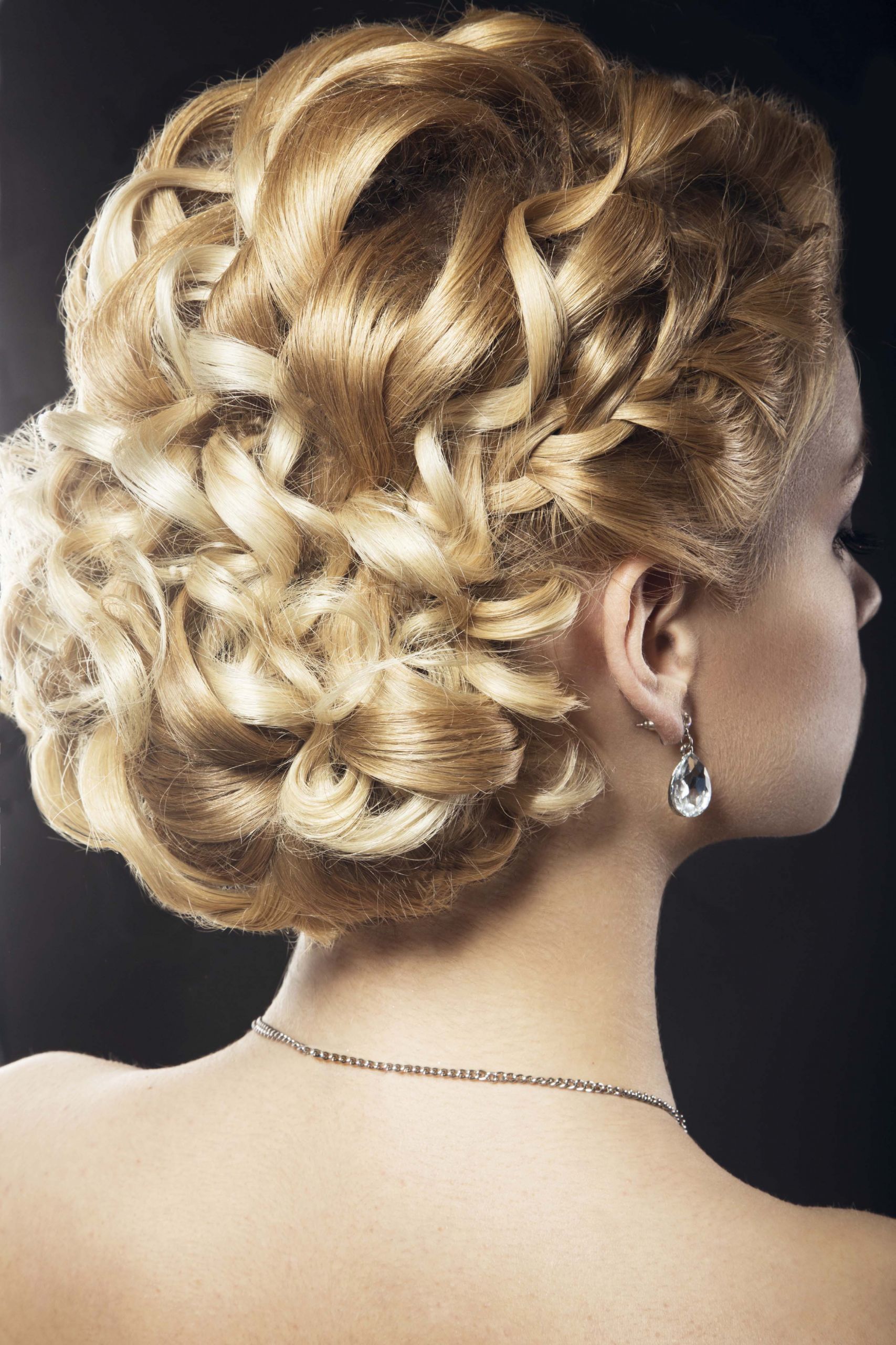 How To Do Wedding Hairstyles Updos
 9 Spring Wedding Updos for Curly Hair