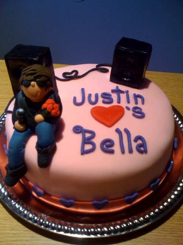 Justin Bieber Birthday Cake
 Cake Artists by day waitresses by night JUSTIN BIEBER