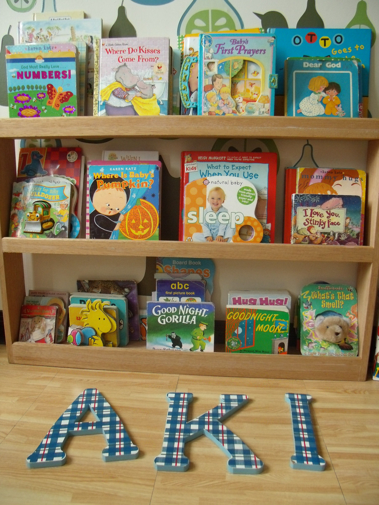 Kids Bookshelves DIY
 DIY Cardboard Bookcase – Familia Kiki