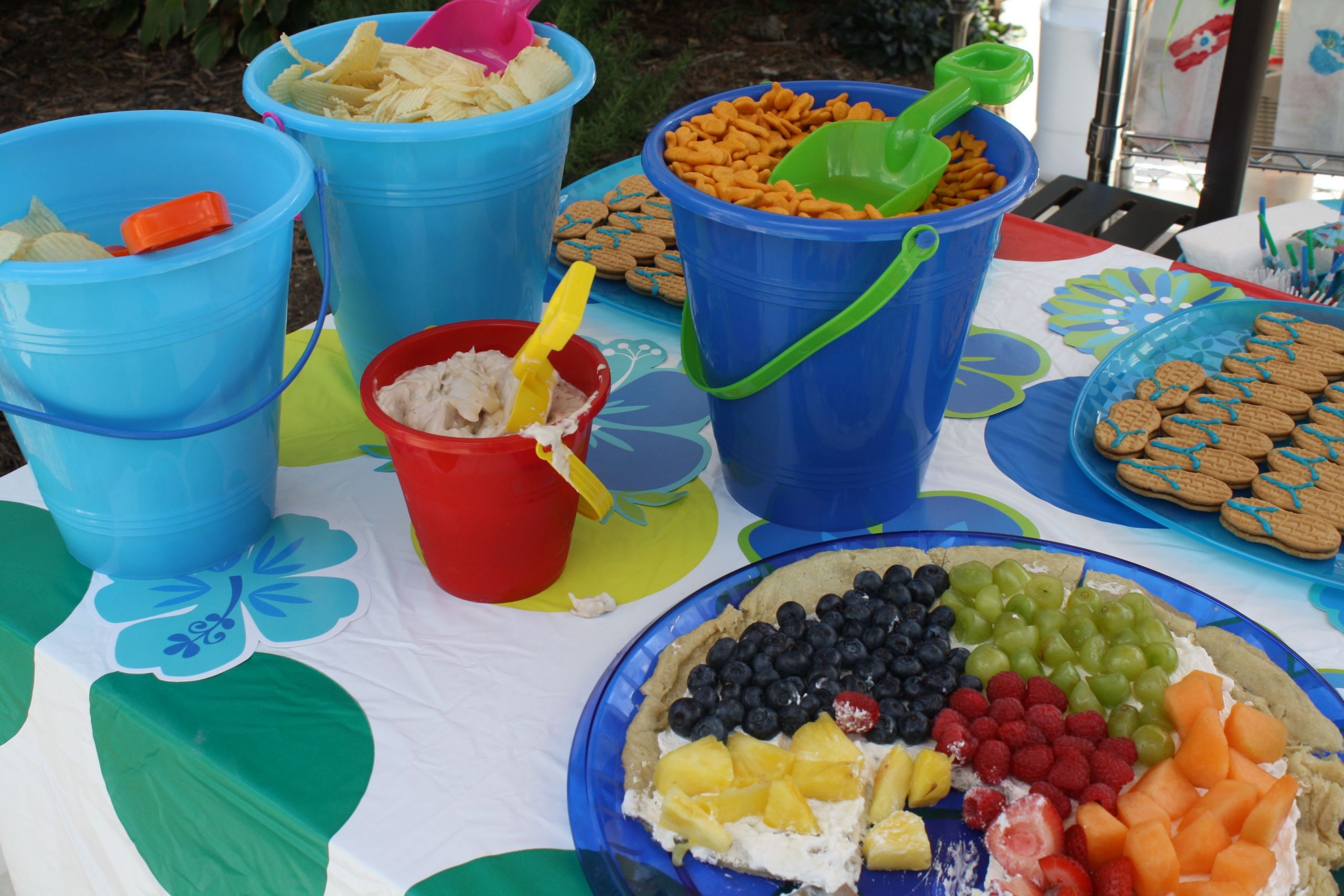 Kids Pool Party Food
 Pool party food fun bucket idea