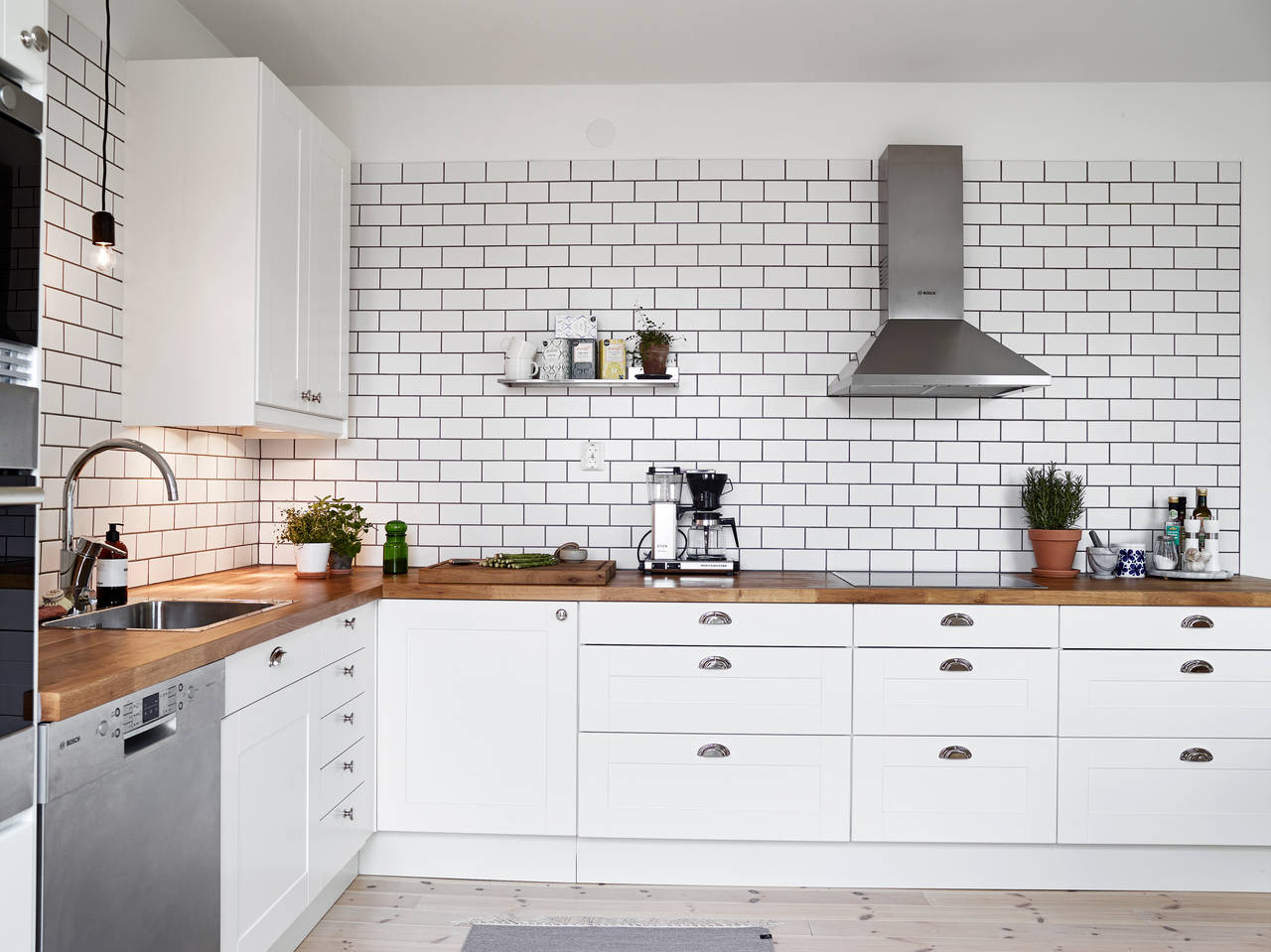 Kitchen Tile Grout
 A white tiles black grout kind of kitchen COCO LAPINE