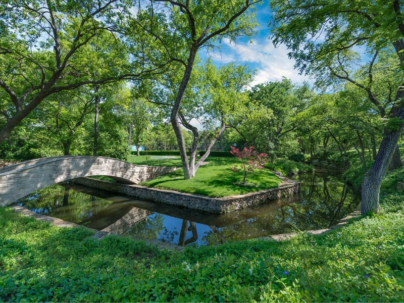 Landscape Design Dallas
 5 Dallas homes with landscape designs to make you green