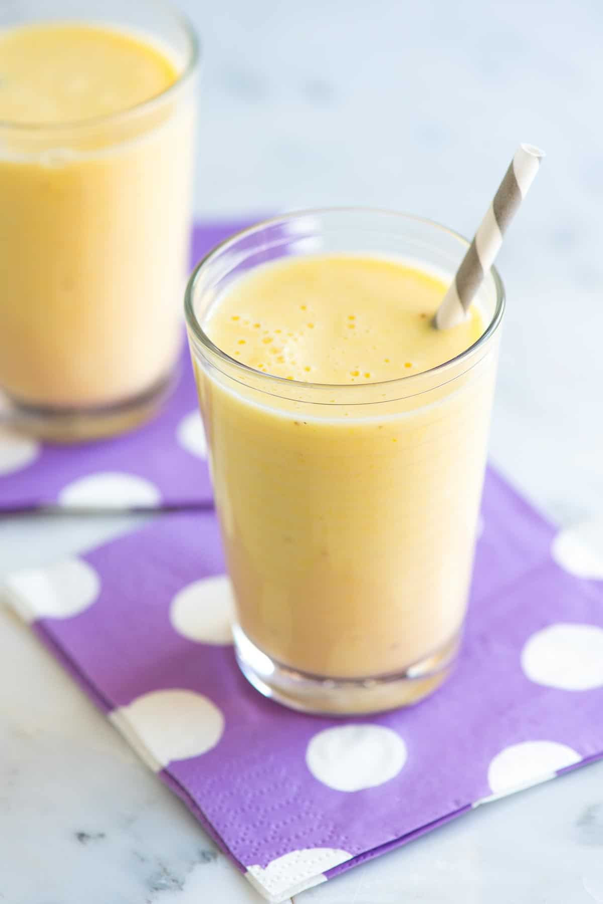 Making Fruit Smoothies
 Easy 5 Minute Banana Smoothie