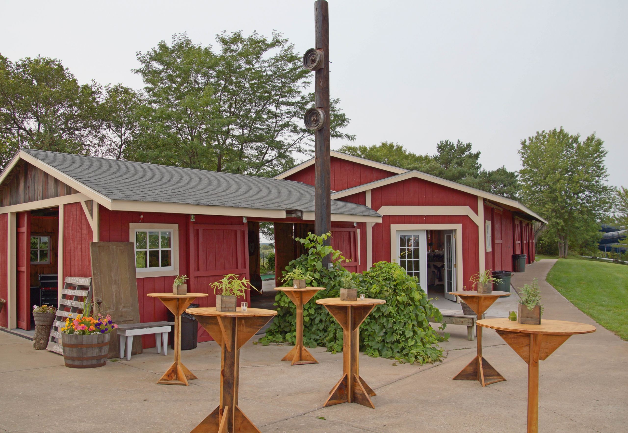 Minnesota Wedding Venues
 Country Weddings at Eko Backen Rustic Wedding Venues in