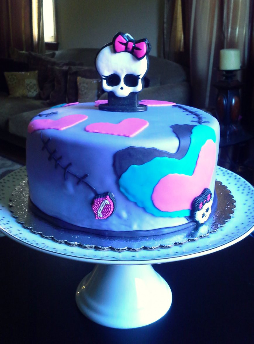 Monster High Birthday Cakes
 Playing with Fondant – A Monster High Cake