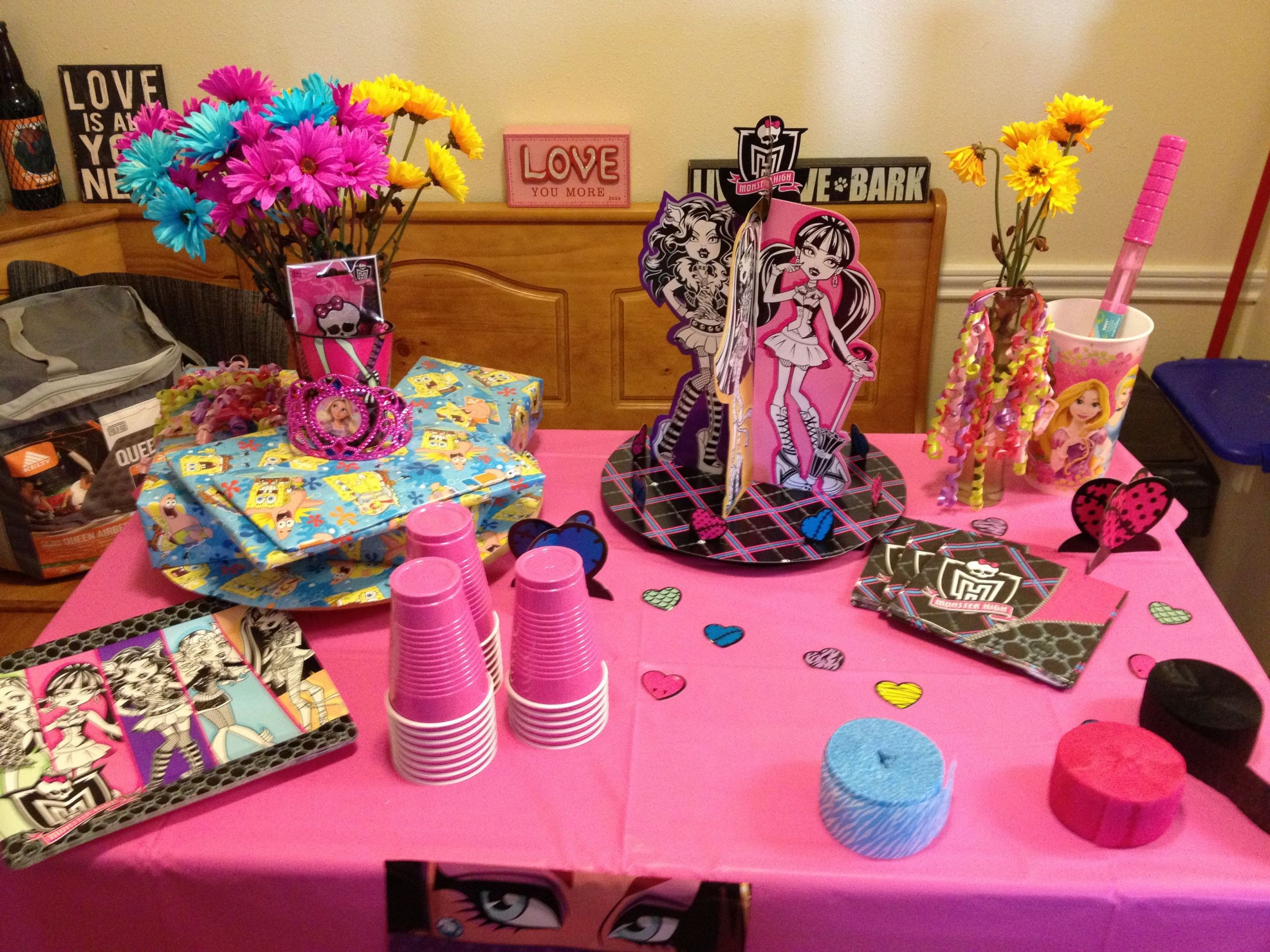 Monster High Birthday Party Games
 Monster High Party the neon flowers