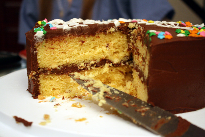Paula Deen Yellow Cake With Chocolate Frosting
 YELLOW CAKE WITH CHOCOLATE FROSTING Durmes Gumuna