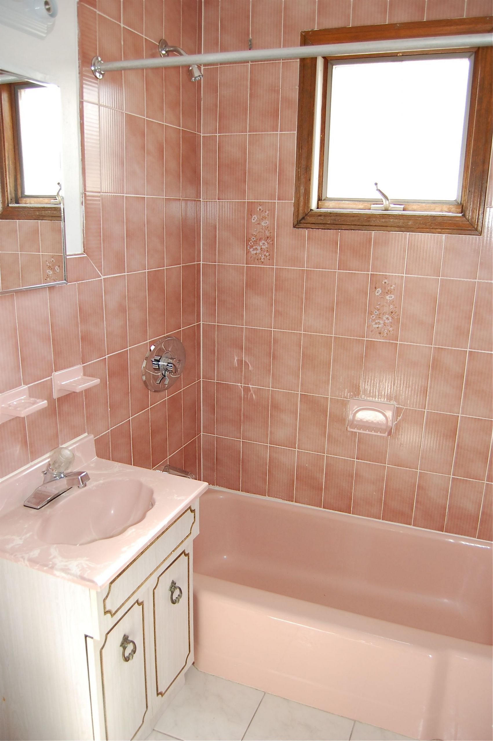 Peach Tile Bathroom
 Happy New Year and the Pink Tile Bathroom is Back