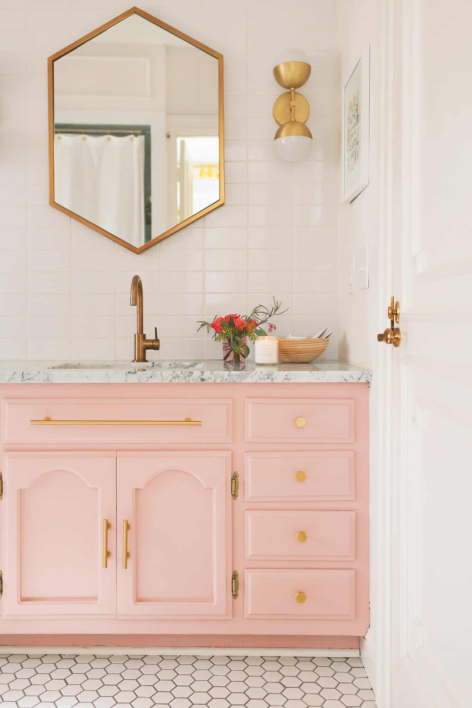 Pink Bathroom Decor
 13 Gold Bathroom Mirror Ideas For Your New Bathroom Remodel