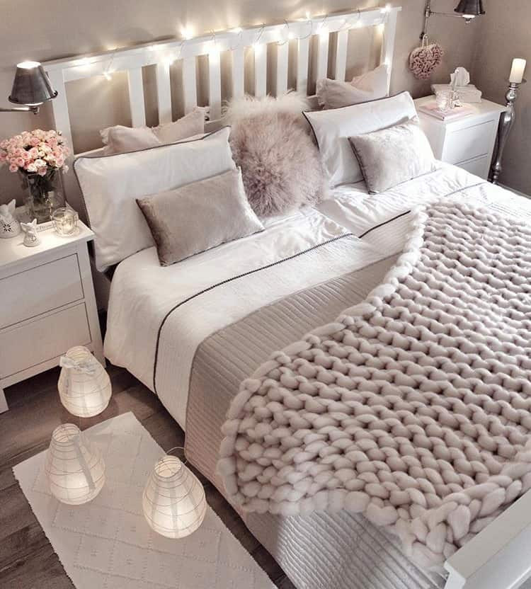 Pinterest Small Bedroom
 Small bedroom decorating ideas with faux fur pillows