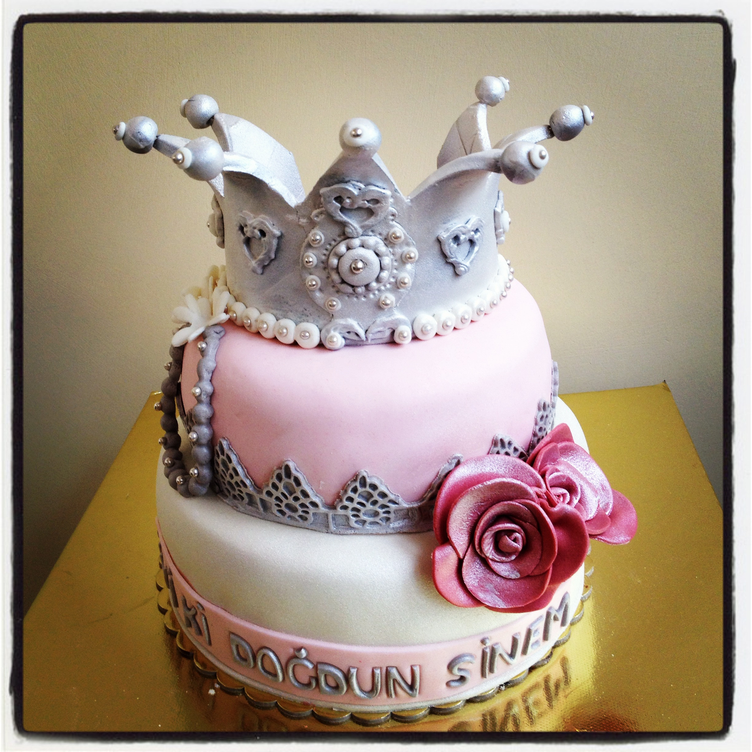 Queen Birthday Cake
 Queen Birthday Cakes