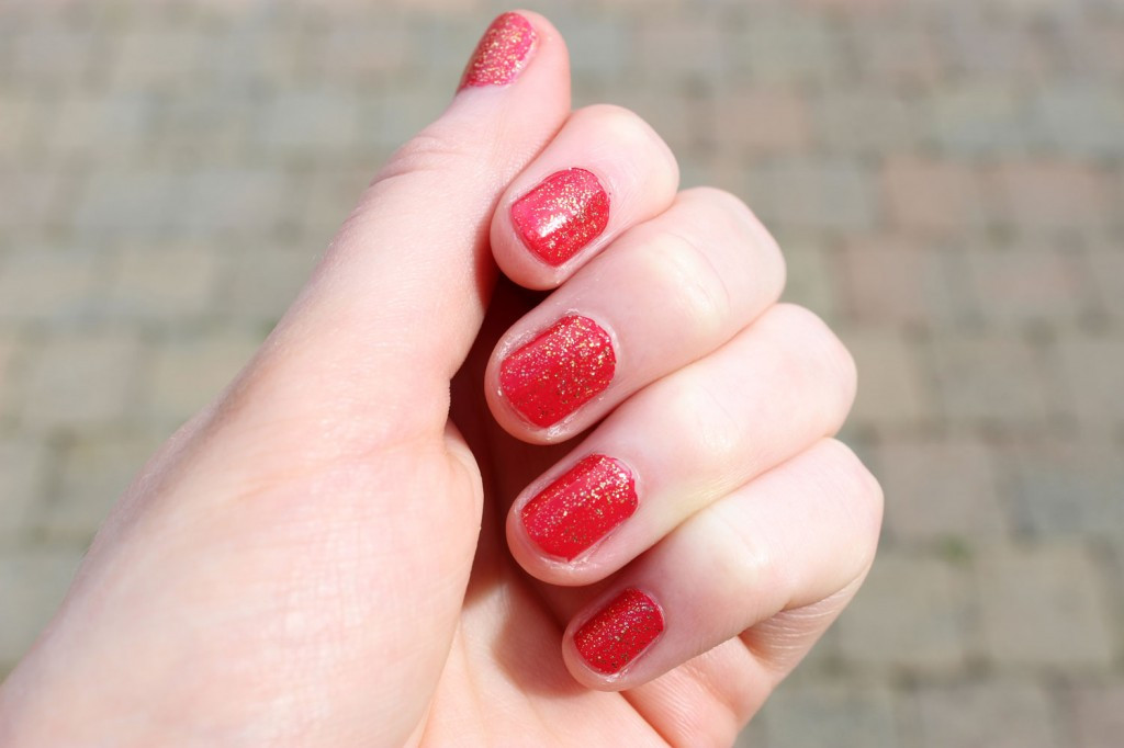 Red And Gold Glitter Nails
 Easy Sparkling Mani Red And Gold Glitter Nails