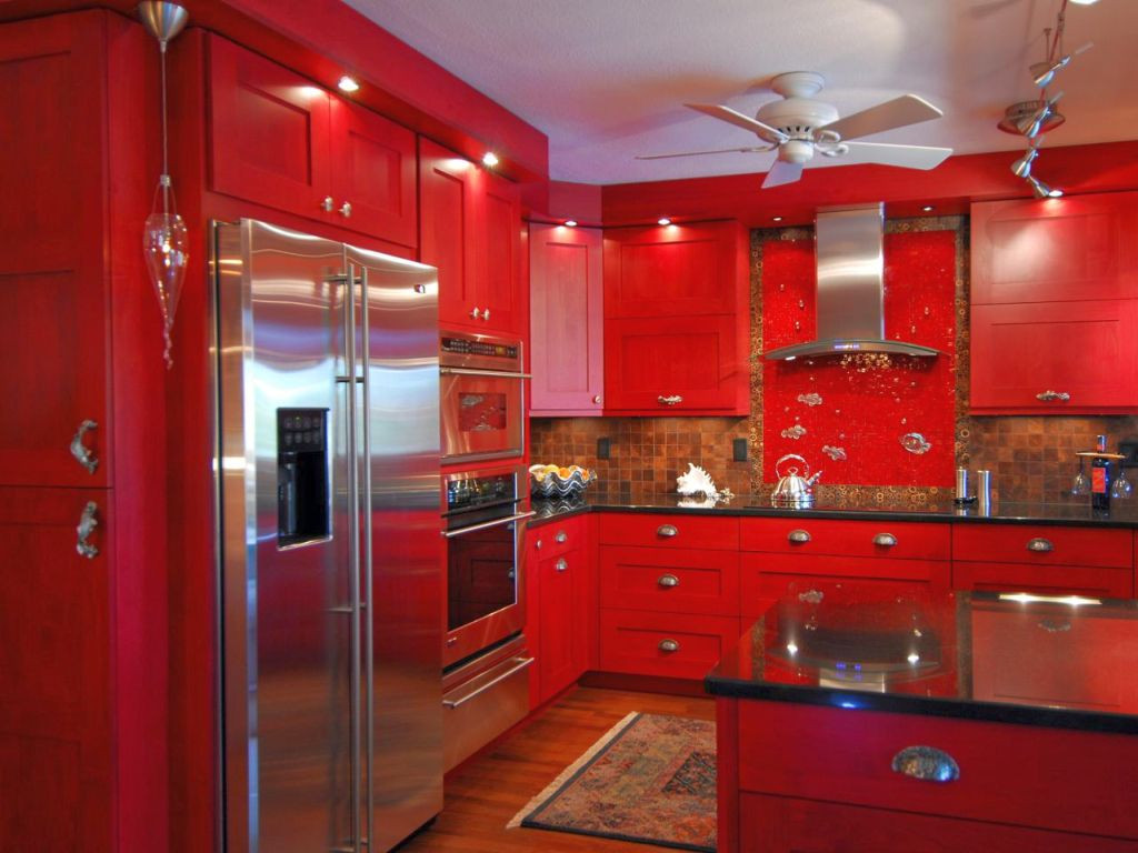 Red Cabinet Kitchens
 20 Striking Kitchens with Hot Red Lacquer Kitchen Cabinets