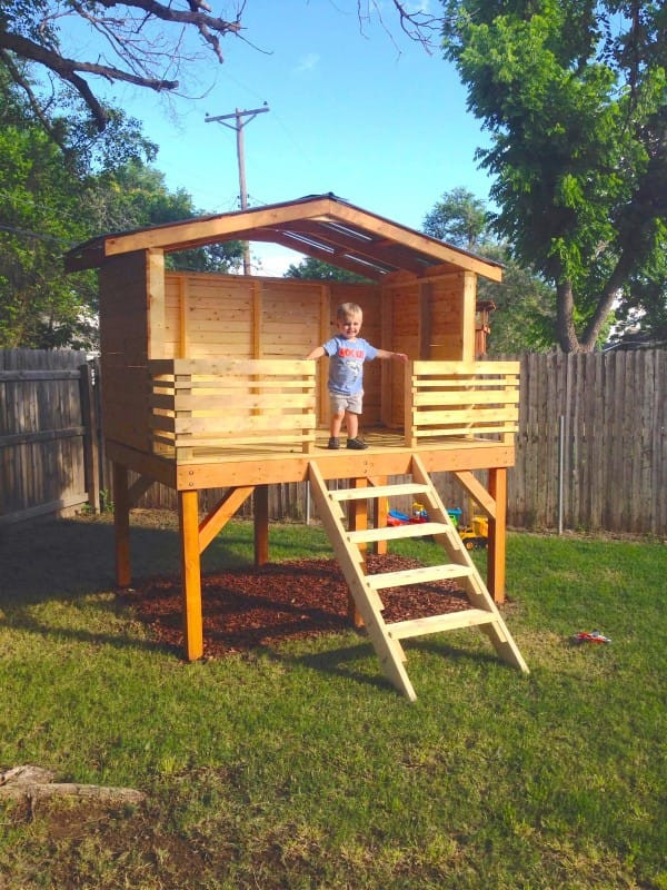 Simple Backyard Fort Plans
 Dad Lays Out 4 Wooden Boards To Create An Incredible Fort