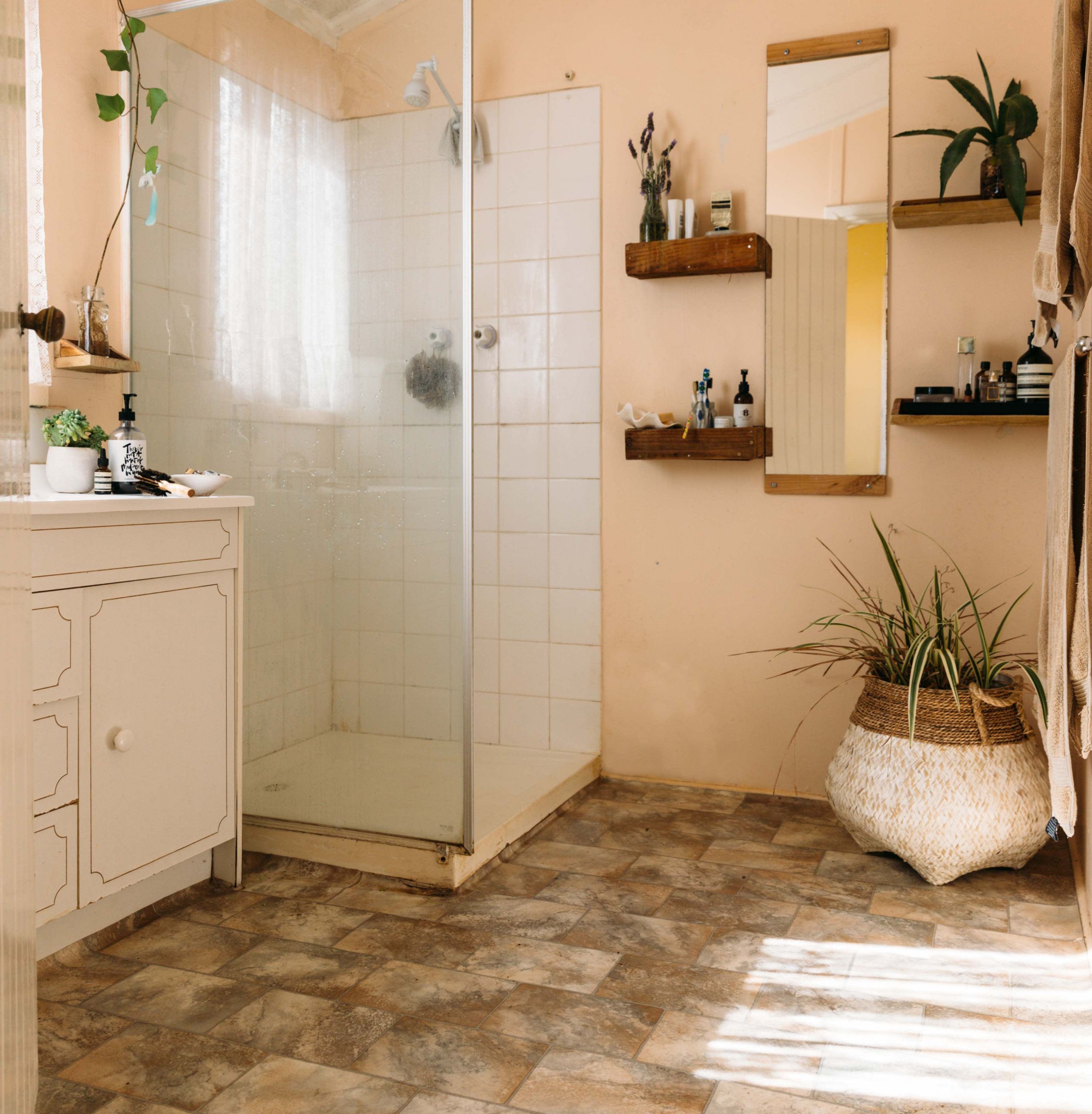 Small Apartment Bathroom
 Small Bathroom Design & Storage Ideas