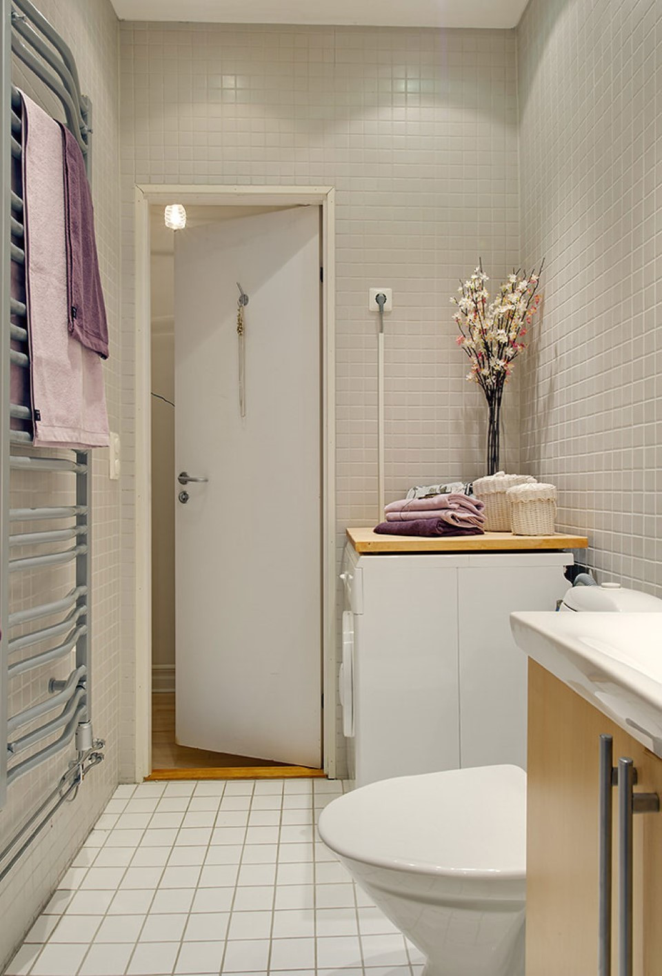 Small Apartment Bathroom
 Modern Minimalist Apartment Bathroom Interior Design with