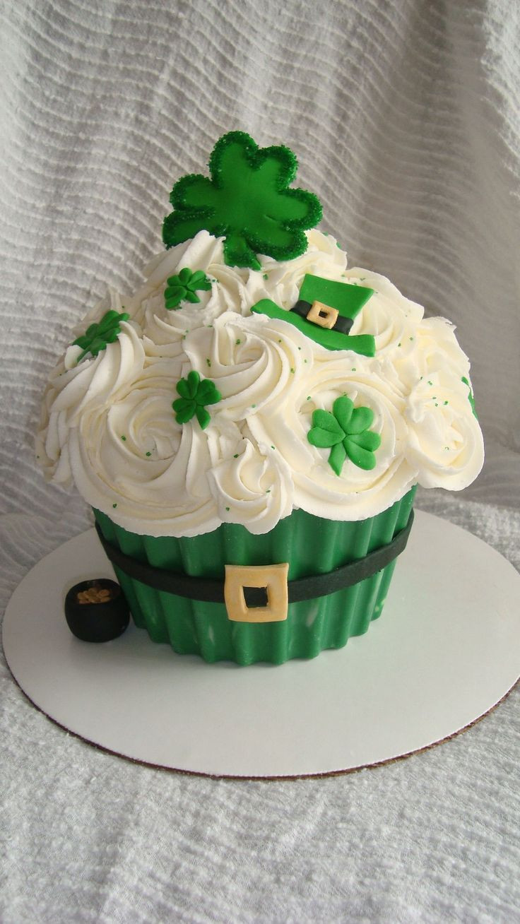 St Patrick Day Cake Ideas
 167 best St Patrick s Day Cakes images on Pinterest