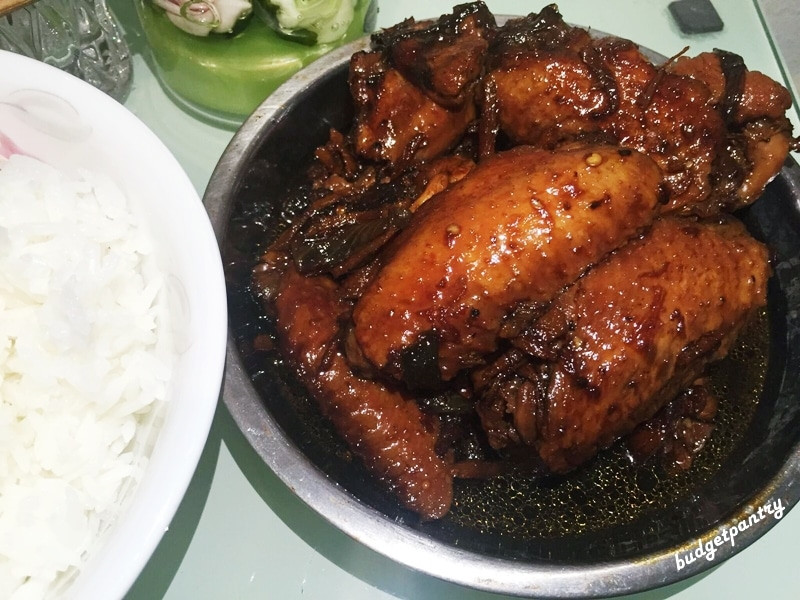 Stew Chicken Wings
 Stewed chicken wings in dark sauce and ginger 姜丝酱油鸡