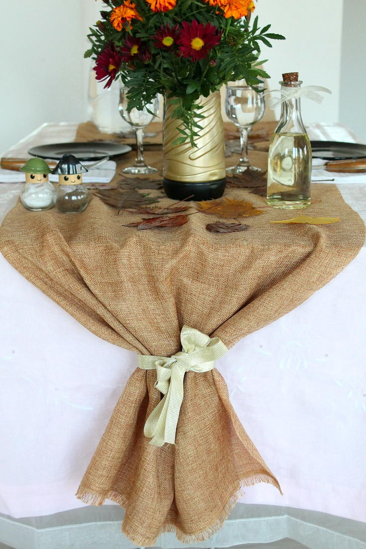 Thanksgiving Table Runner
 DIY Thanksgiving Burlap Table Runner