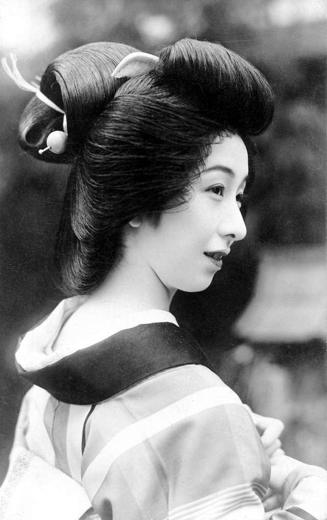 Traditional Japanese Hairstyles Female
 Shimada Hairstyle The Lovely Traditional Hairdo of