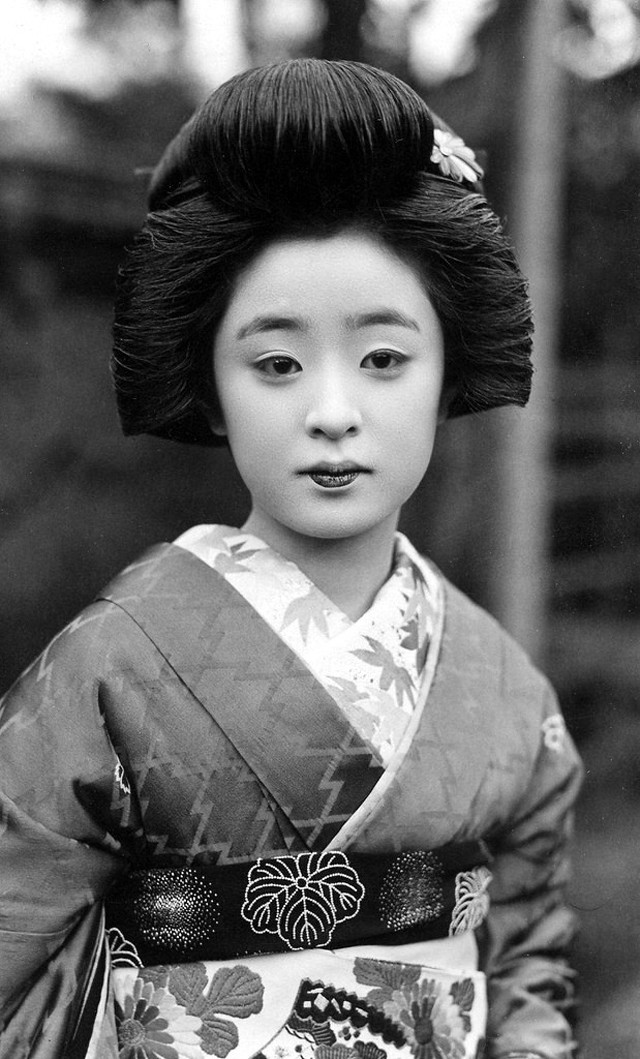 Traditional Japanese Hairstyles Female
 Shimada Hairstyle The Lovely Traditional Hairdo of