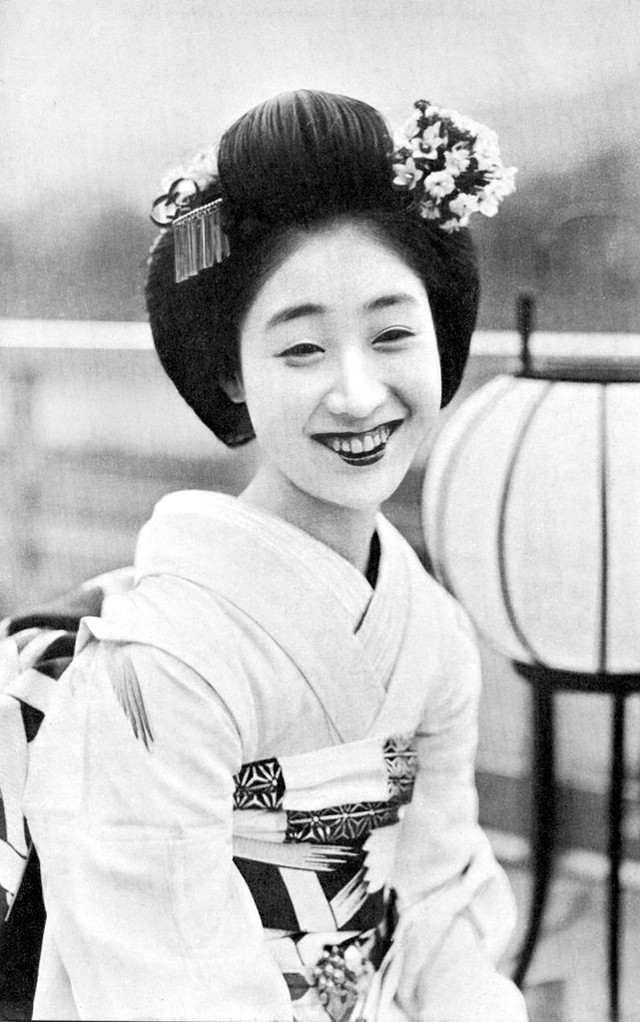 Traditional Japanese Hairstyles Female
 Shimada Hairstyle The Lovely Traditional Hairdo of