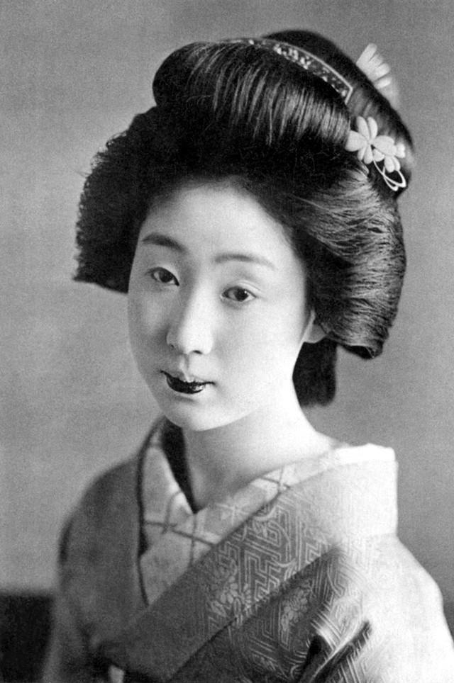 Traditional Japanese Hairstyles Female
 Shimada Hairstyle The Lovely Traditional Hairdo of