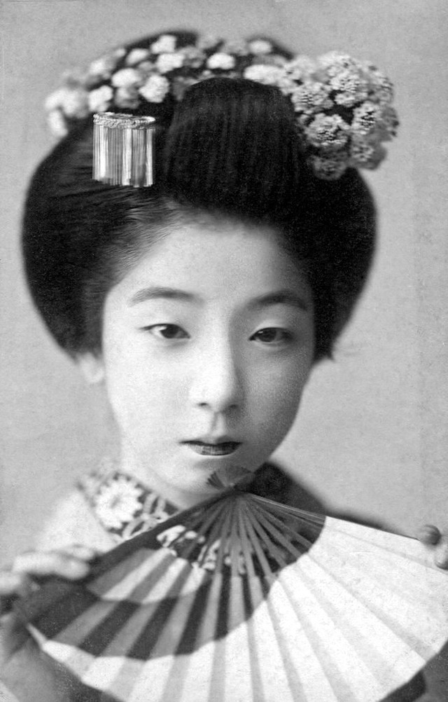 Traditional Japanese Hairstyles Female
 Shimada Hairstyle The Lovely Traditional Hairdo of