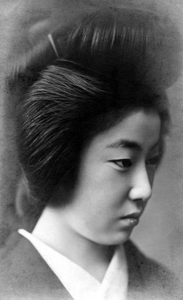 Traditional Japanese Hairstyles Female
 Shimada Hairstyle The Lovely Traditional Hairdo of