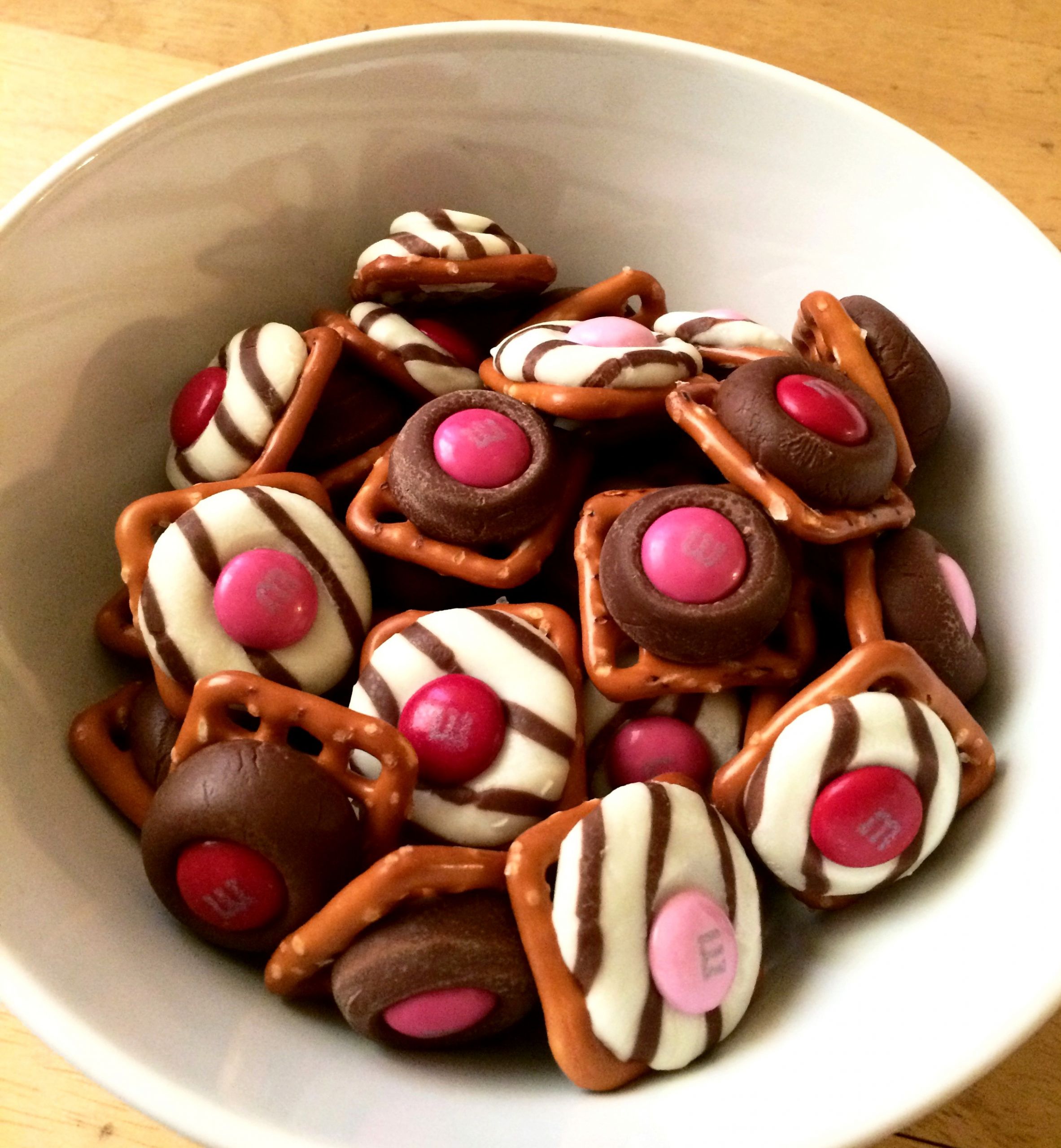 Valentine'S Day Pretzels
 Valentine’s Day Pretzel Hugs & Kisses