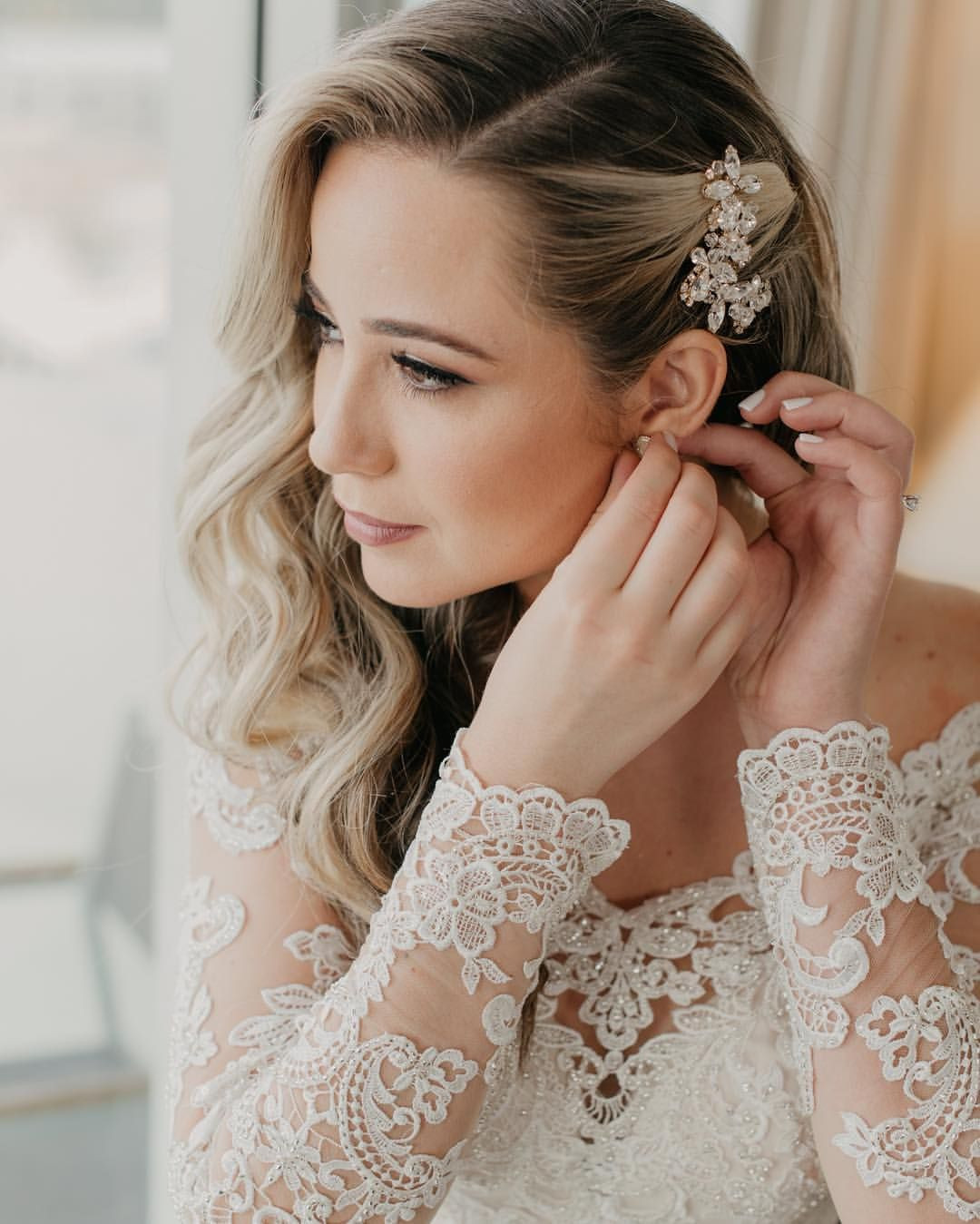 Wedding Hairstyles On The Side
 Bridal makeup and side swept curls