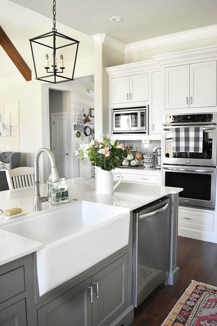 White Farmhouse Kitchen
 25 Gorgeous Kitchens with Farmhouse Sinks Connecticut in