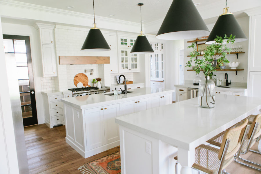 White Farmhouse Kitchen
 36 Modern Farmhouse Kitchens That Fuse Two Styles Perfectly