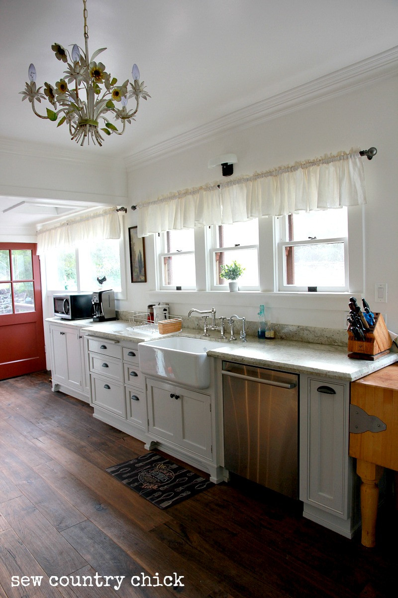 White Farmhouse Kitchen
 A Simply White farmhouse kitchen