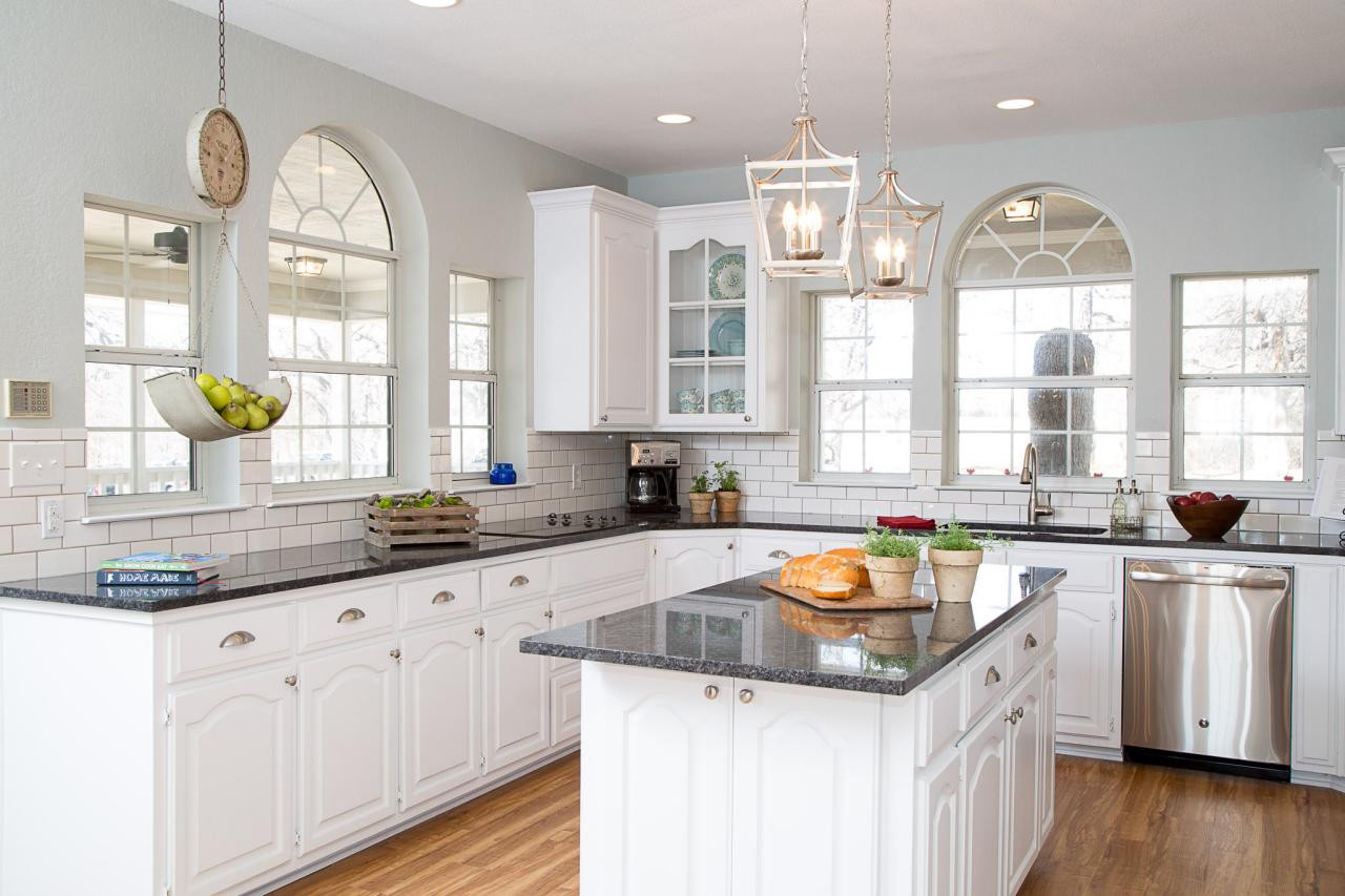 White Farmhouse Kitchen
 10 Fixer Upper Modern Farmhouse White Kitchen Ideas