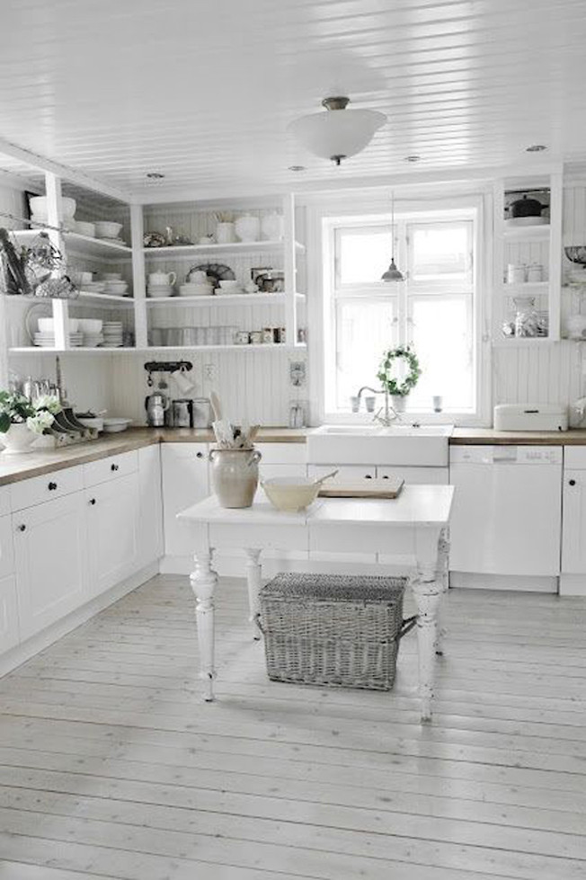 White Farmhouse Kitchen
 23 Cozy And Chic Farmhouse Kitchen Design Ideas