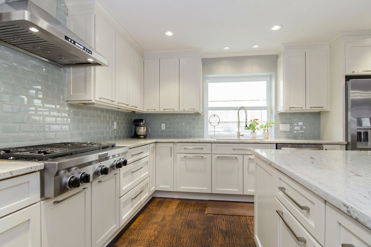 White Kitchen Cabinets Backsplash Ideas
 River White Granite White Cabinets Backsplash Ideas