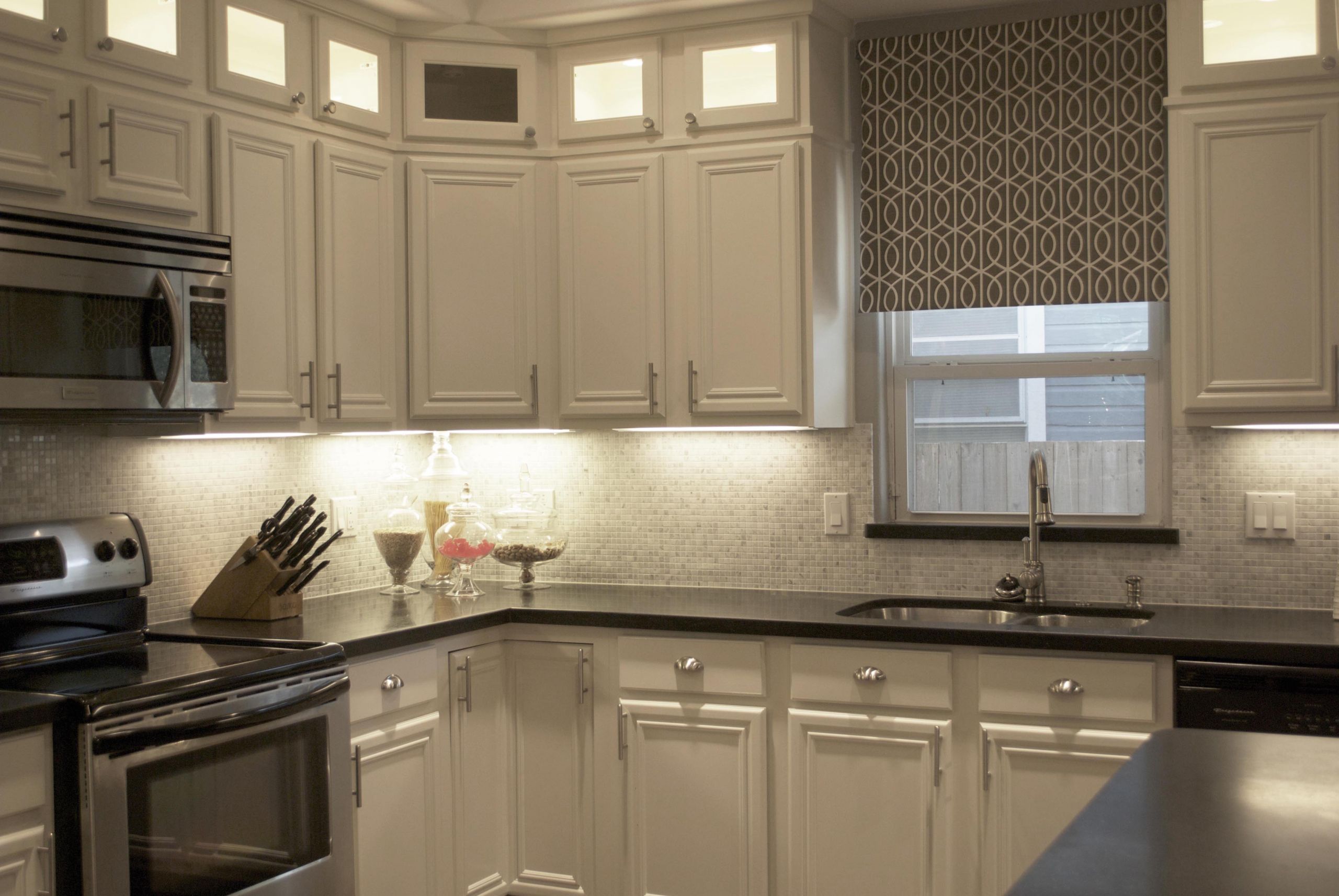 White Kitchen Cabinets Backsplash Ideas
 Carrara Marble Backsplash – HomesFeed